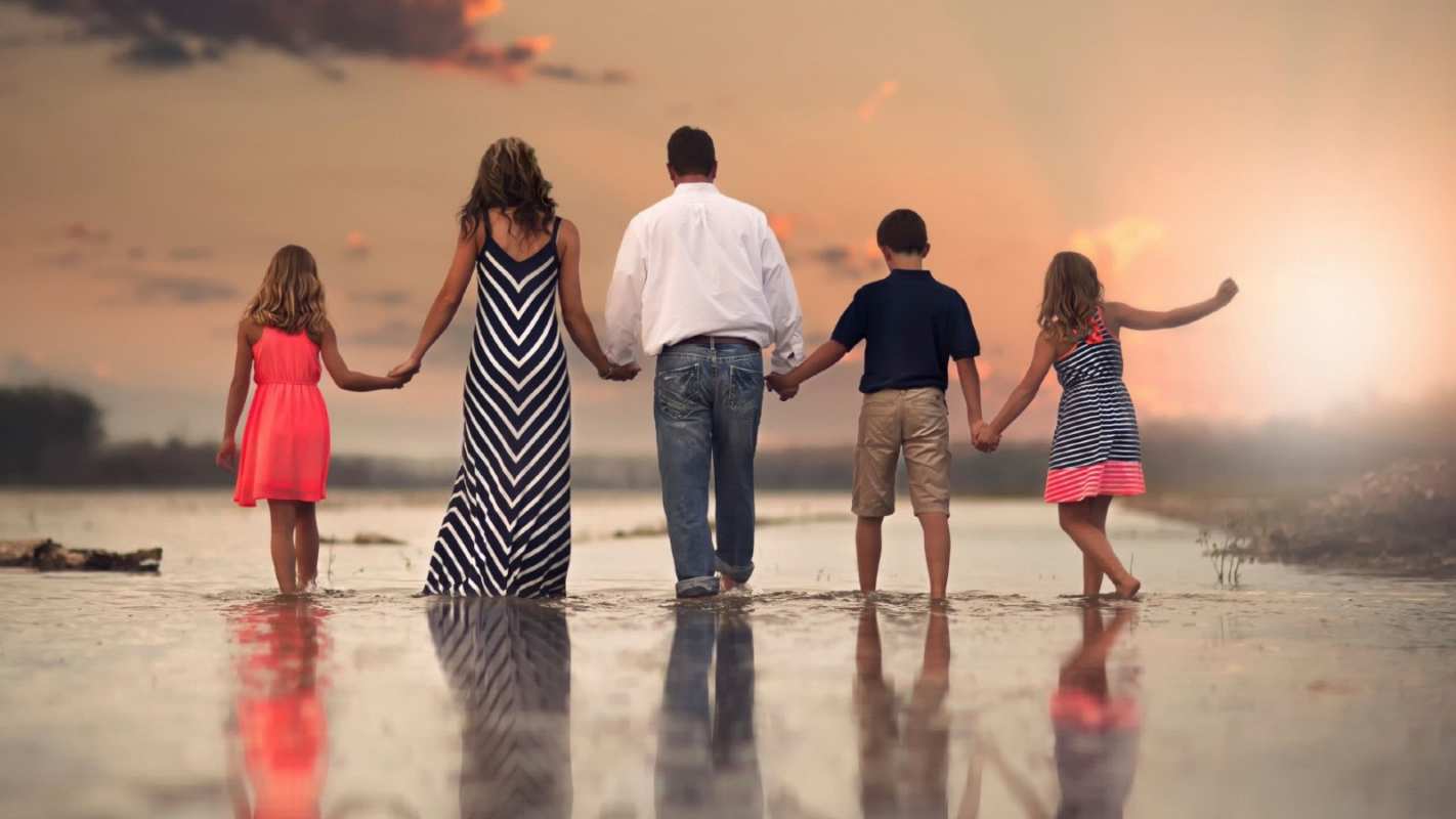 Открытка семья гуляет по морю  с днем семьи   отбасы күні құтты болсын 